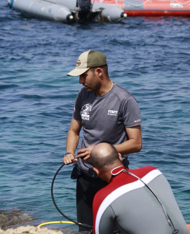 Équipe du Club SEC 17 préparant le matériel au bord de l'eau, bateau pneumatique prêt pour la sortie